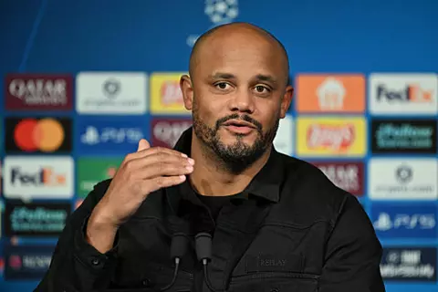  كومباني: الفوز على باريس سان جيرمان في ملعبه صعب.. لكننا سنحاول